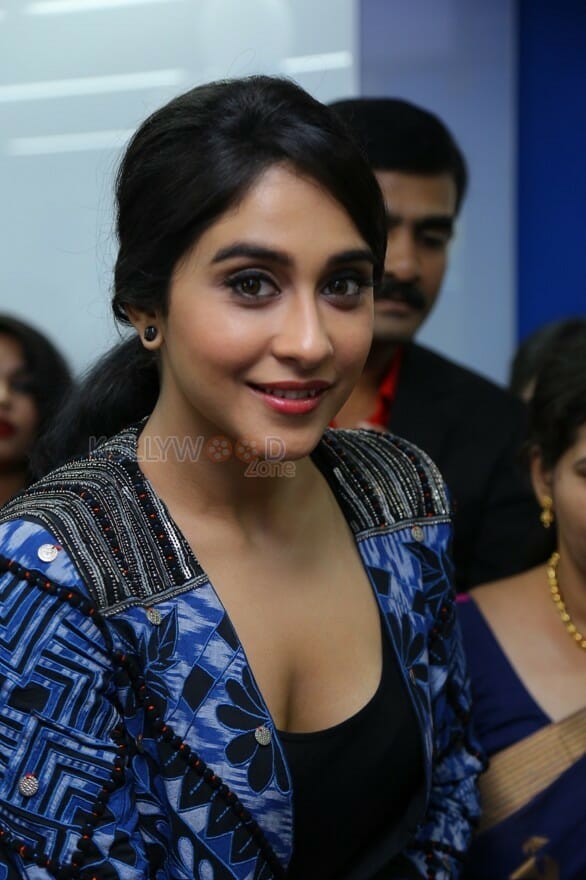 Regina Cassandra At Dr