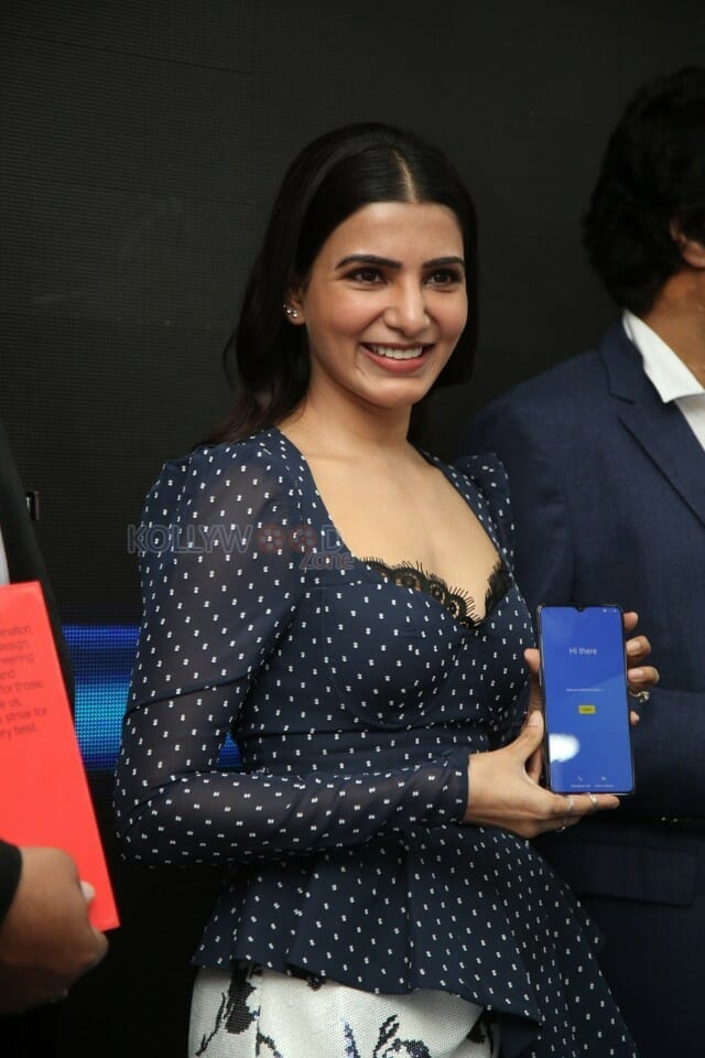 Samantha At The Launch Of Oneplus Mobiles At Big C Photos