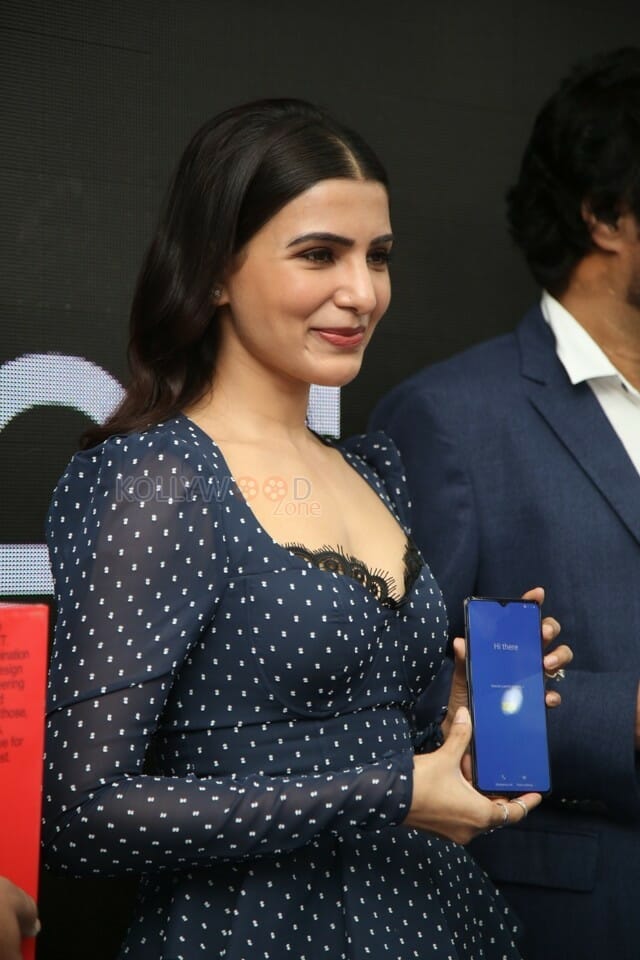 Samantha At The Launch Of Oneplus Mobiles At Big C Photos