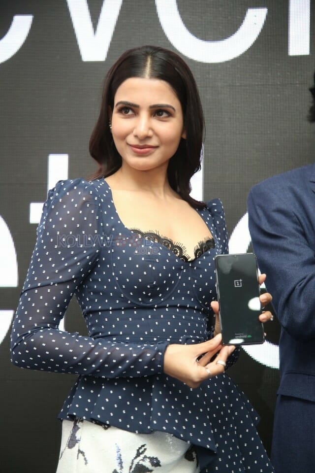 Samantha At The Launch Of Oneplus Mobiles At Big C Photos