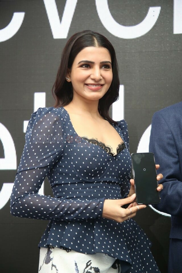 Samantha At The Launch Of Oneplus Mobiles At Big C Photos