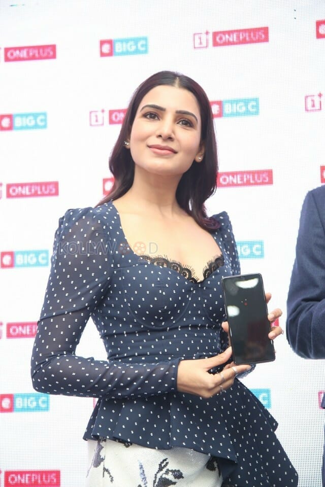 Samantha At The Launch Of Oneplus Mobiles At Big C Photos