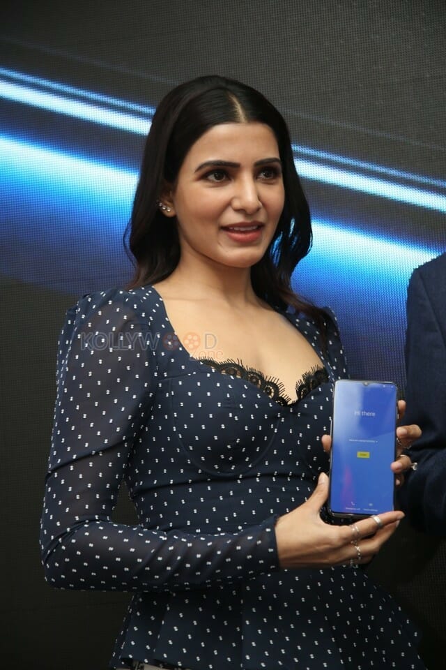 Samantha At The Launch Of Oneplus Mobiles At Big C Photos