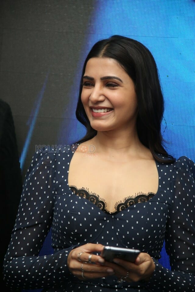 Samantha At The Launch Of Oneplus Mobiles At Big C Photos