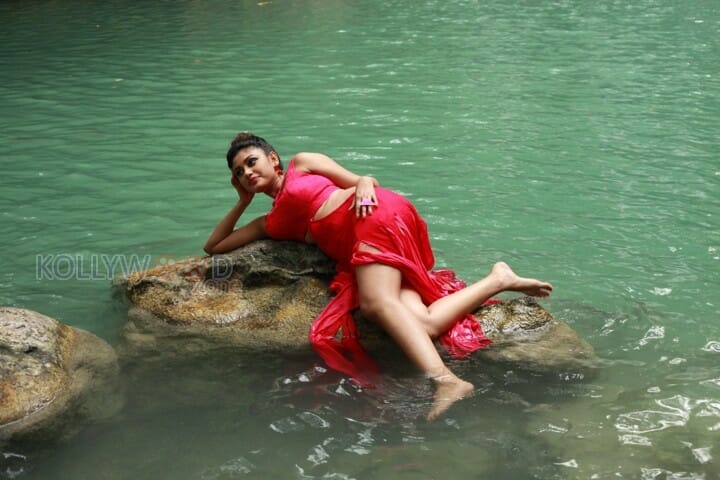 Sandamarutham Movie Heroine Oviya Sexy Photos