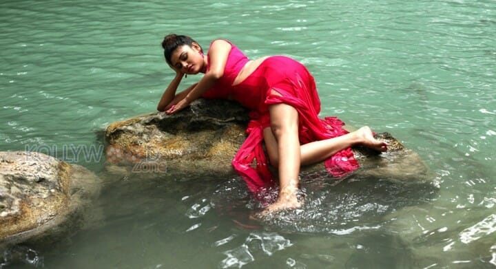 Sandamarutham Movie Heroine Oviya Sexy Photos