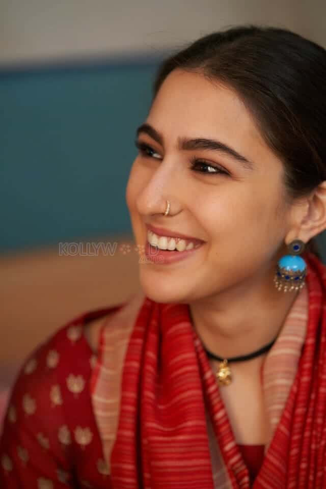 Sara Ali Khan Face Close Up Picture 01