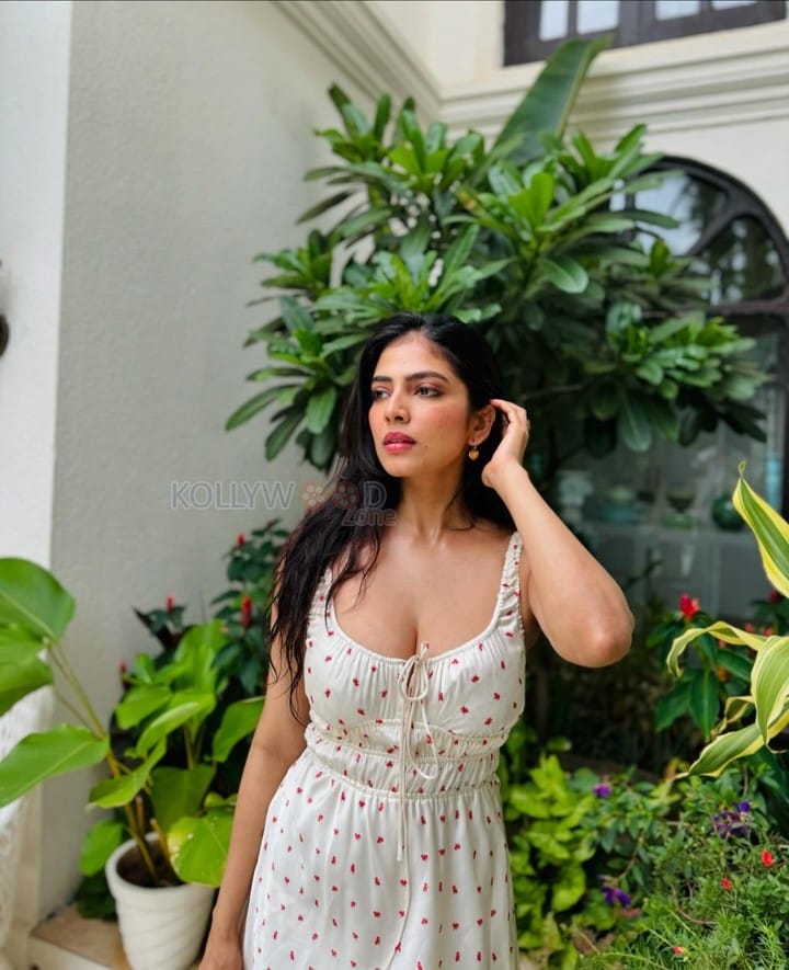 Seductive Malavika Mohanan Cleavage in a Sleeveless Star Print Short Skirt Photos 01