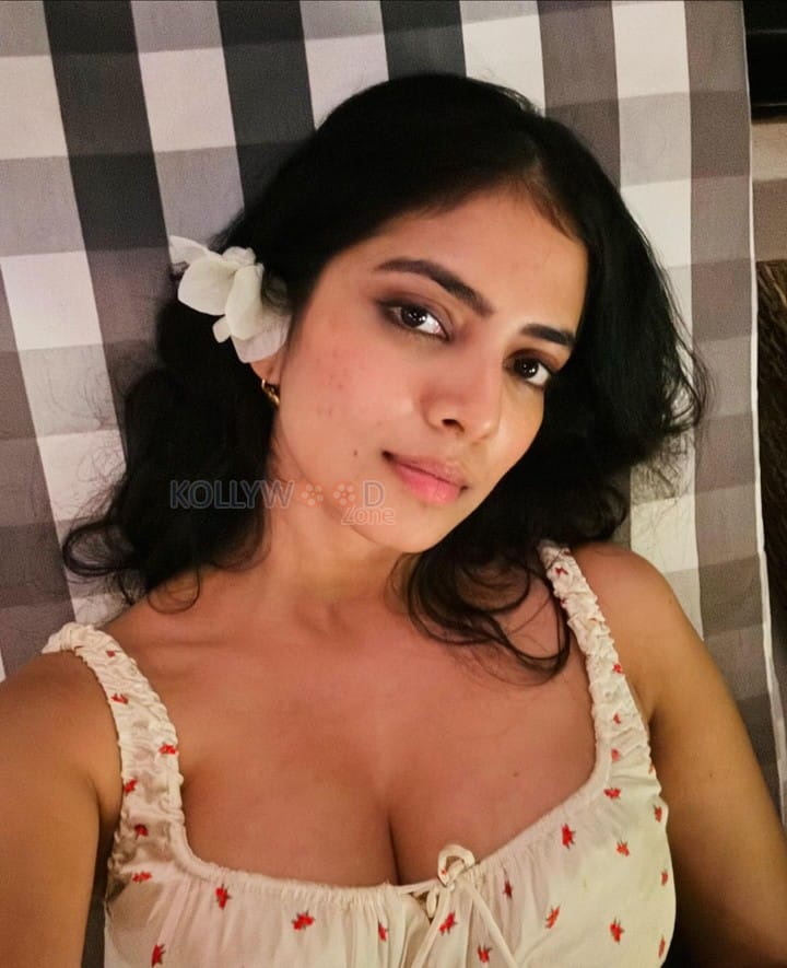 Seductive Malavika Mohanan Cleavage in a Sleeveless Star Print Short Skirt Photos 02