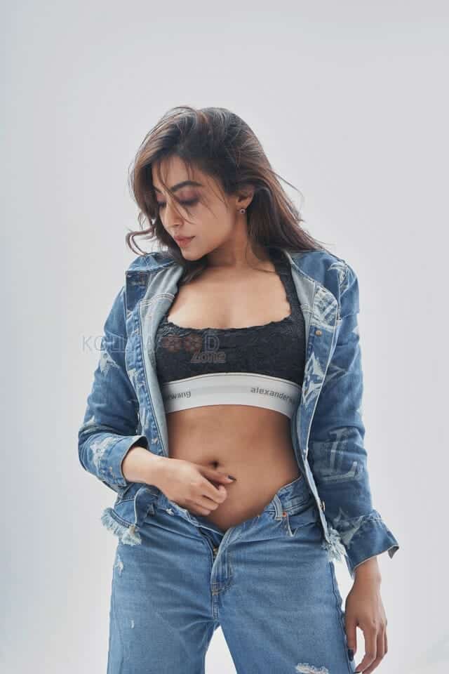 Seductive Parvati Nair in Denim Photoshoot Stills 02