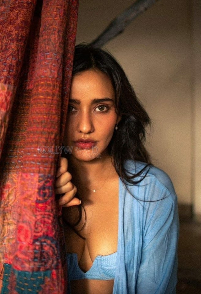 Seductive and Tempting Beauty Neha Sharma Hot Pictures 05