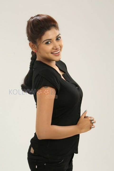 Seeni Movie Heroine Oviya Stills