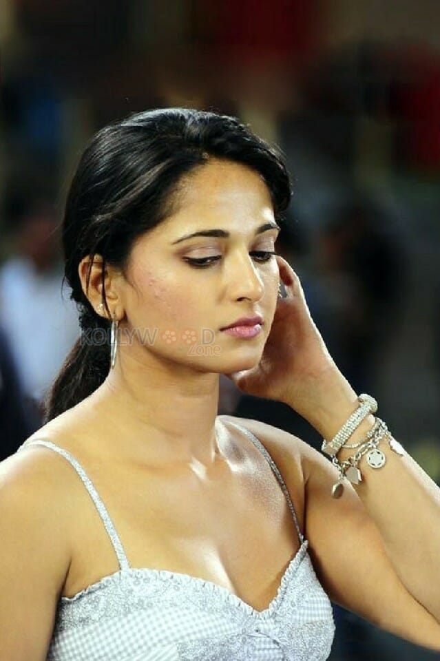 Sensual Anushka Shetty Photos