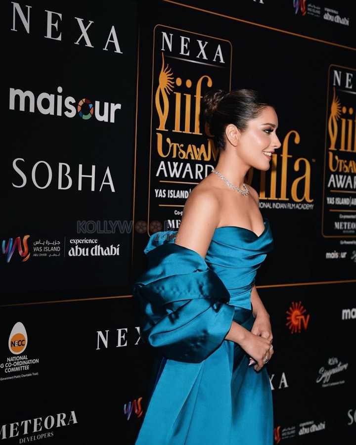 Sensual Raashi Khanna in a Blue Gown at IIFA Awards 2024 Photos 09