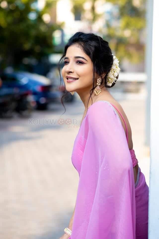 Sexy Actress Sakshi Agarwal in Violet Saree Photoshoot Pictures 01