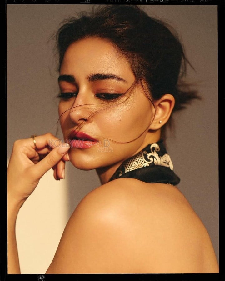 Sexy Ananya Panday in a Black and Golden Saree with a Sleeveless Blouse Photos 08