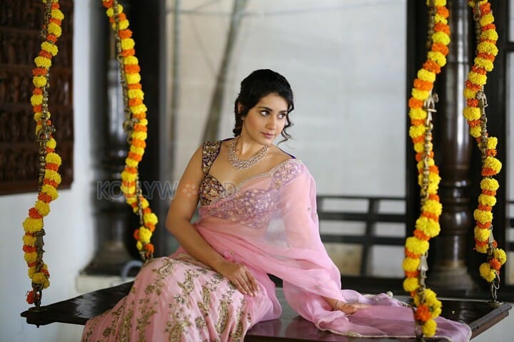 Sexy And Beautiful Raashi Khanna Saree Pictures