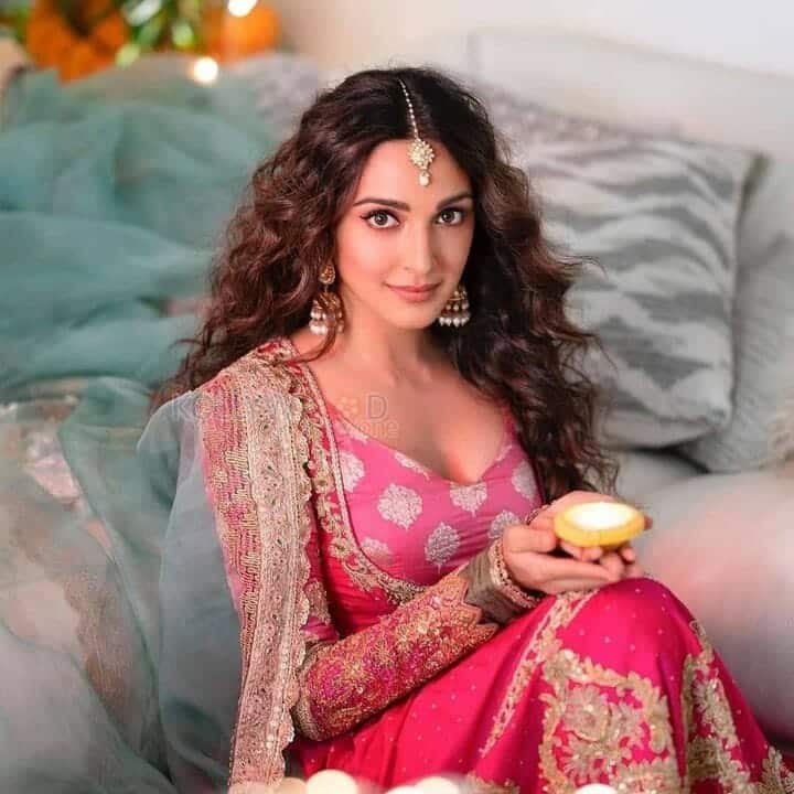 Sexy Beauty Kiara Advani Photoshoot Pictures 12