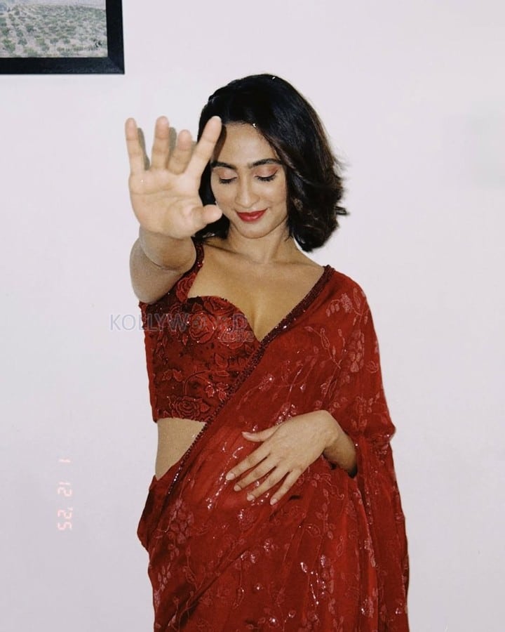Sexy Deepti Sati in a Maroon Sequin Saree with Sleeveless Blouse Photos 01