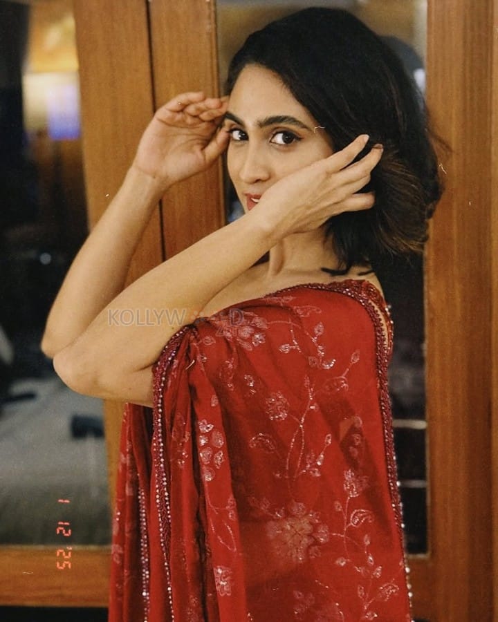 Sexy Deepti Sati in a Maroon Sequin Saree with Sleeveless Blouse Photos 02