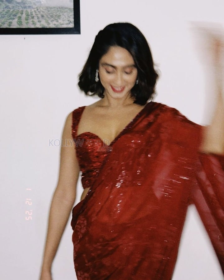Sexy Deepti Sati in a Maroon Sequin Saree with Sleeveless Blouse Photos 03