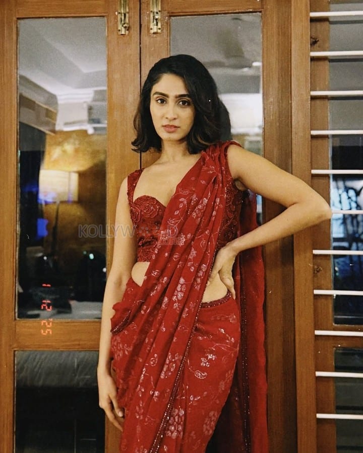 Sexy Deepti Sati in a Maroon Sequin Saree with Sleeveless Blouse Photos 07