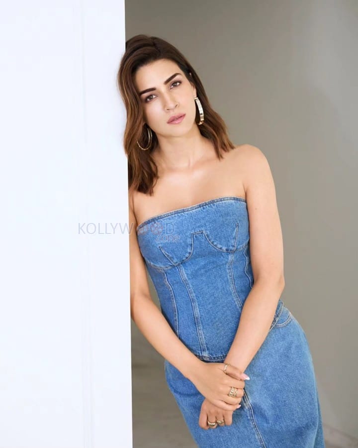 Sexy Diva Kriti Sanon in a Denim Strapless Corset Top and Pencil Skirt Photos 04