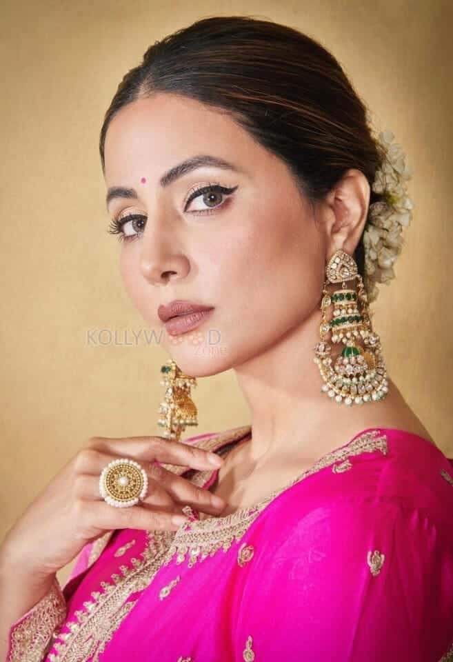 Sexy Hina Khan in Indian Traditional Wear Photos 01