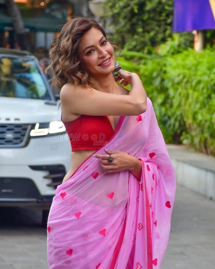 Sexy Hot Kriti Kharbanda in a Pink Heart Saree with Sleeveless Blouse at Jagran Film Festival Photos 03