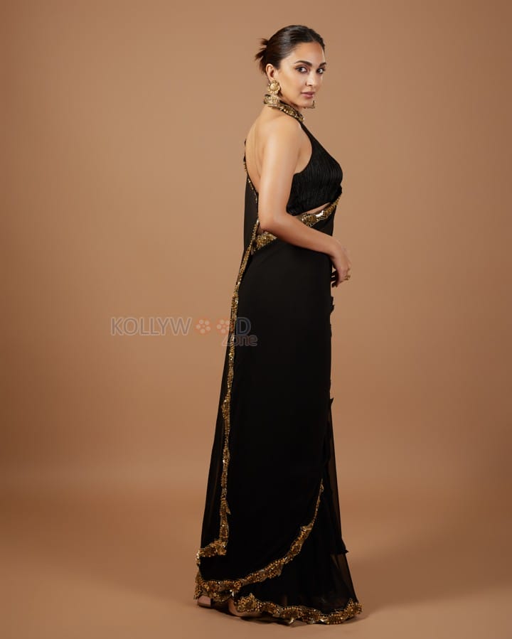 Sexy Kiara Advani in a Black Party Wear Saree with Halter Neck Sleeveless Blouse Photos 02