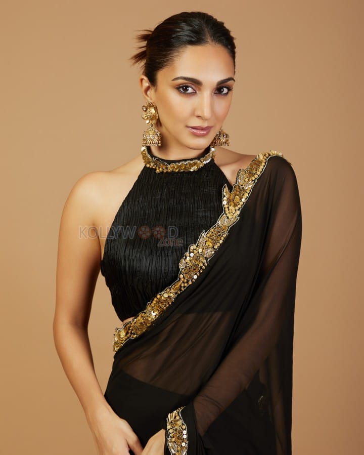 Sexy Kiara Advani in a Black Party Wear Saree with Halter Neck Sleeveless Blouse Photos 03