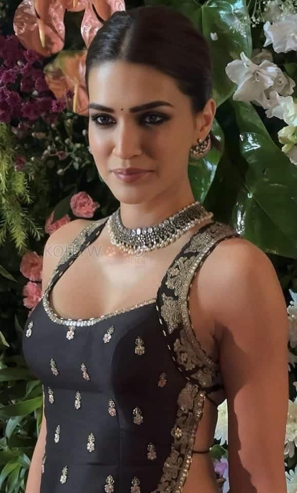 Sexy Kriti Sanon in a Stunning Black Lehenga Set for Diwali Photos 05