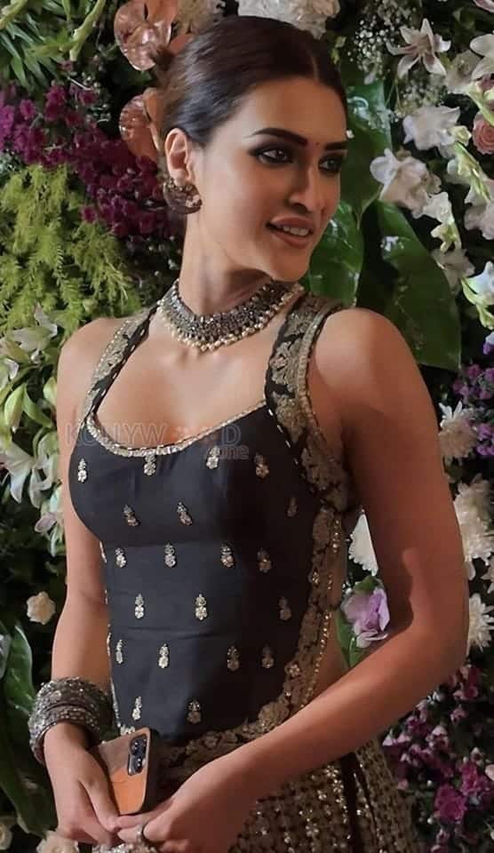 Sexy Kriti Sanon in a Stunning Black Lehenga Set for Diwali Photos 06