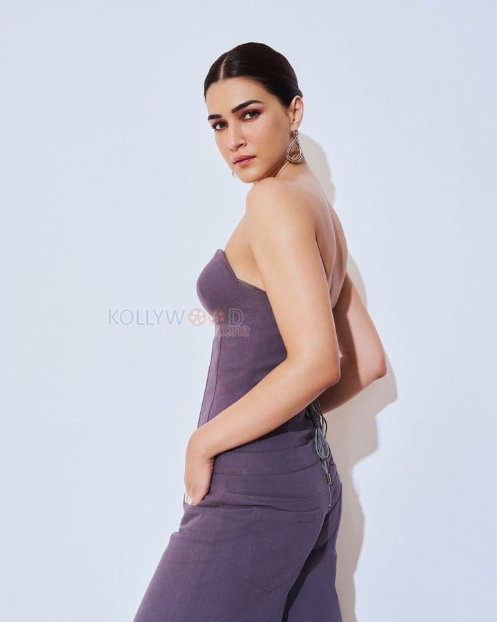 Sexy Kriti Sanon in an Off Shoulder Outfit Pictures 03