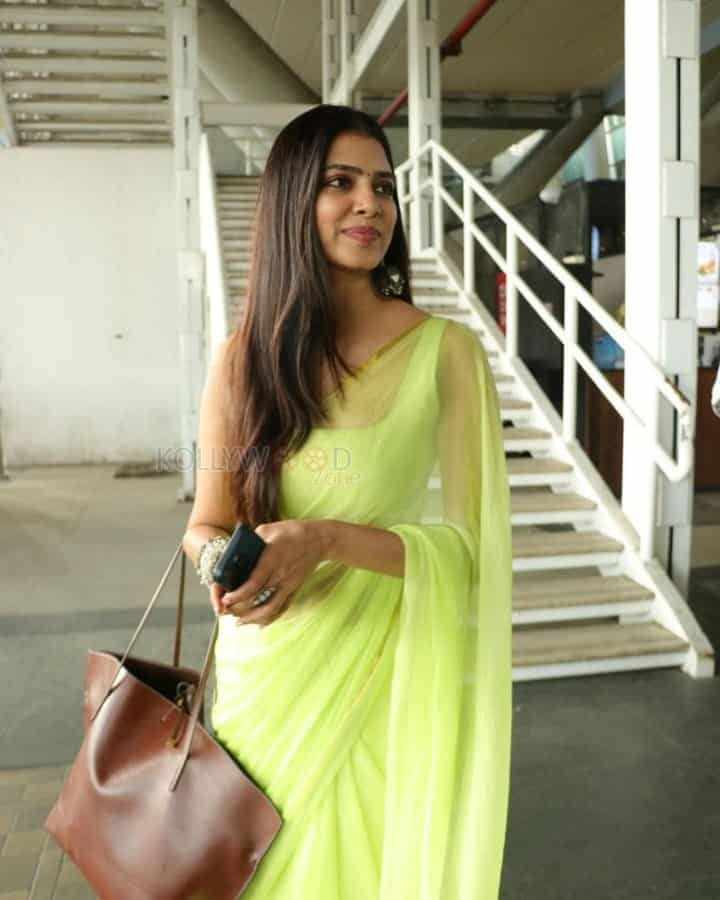 Sexy Malavika Mohanan in a Stunning Light Green Transparent Saree Photos 03