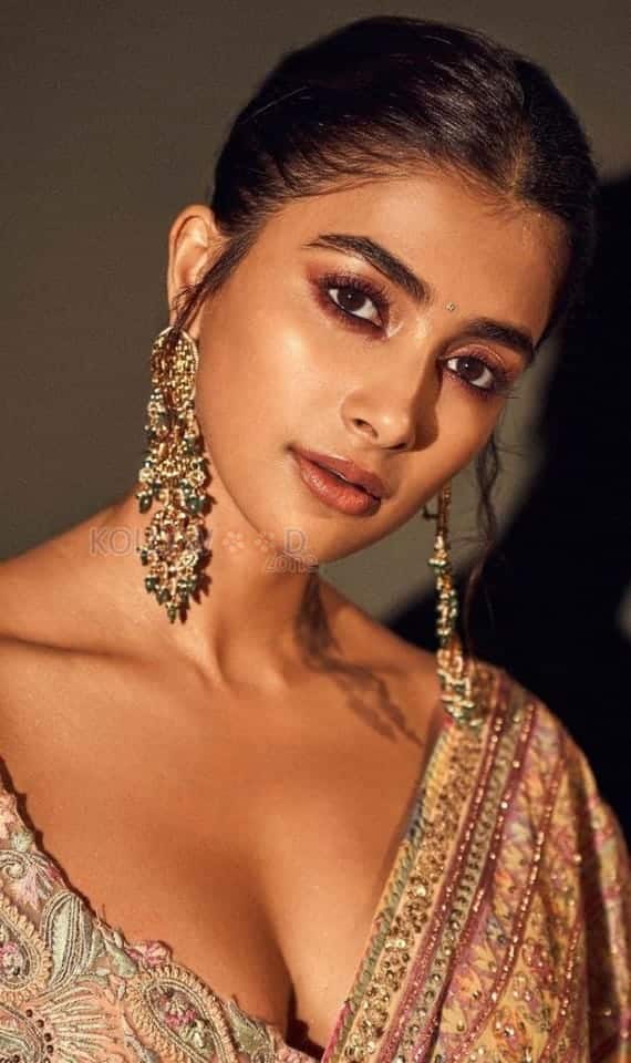 Sexy Pooja Hegde Embellished Saree Pictures 02