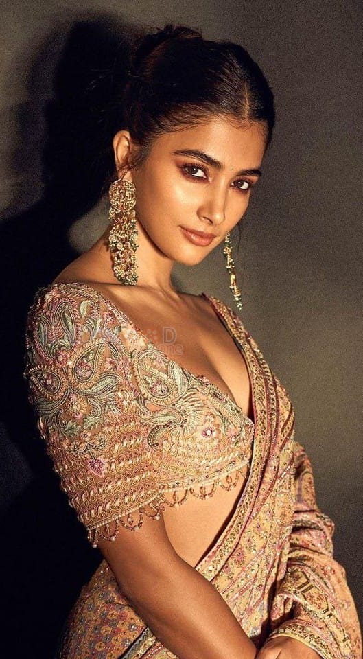 Sexy Pooja Hegde Embellished Saree Pictures 03