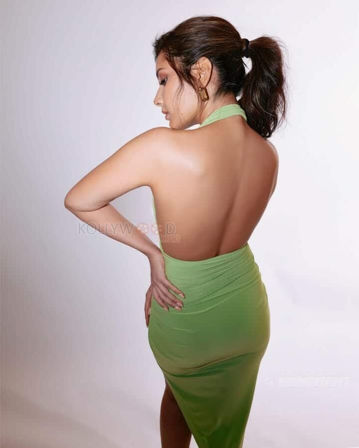 Sexy Raashi Khanna Backless Photo 01