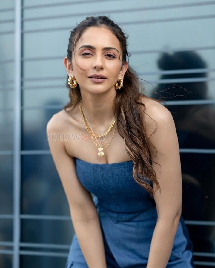 Sexy Rakul Preet Singh in a Denim Strapless Top with Cargo Pants Photos 01