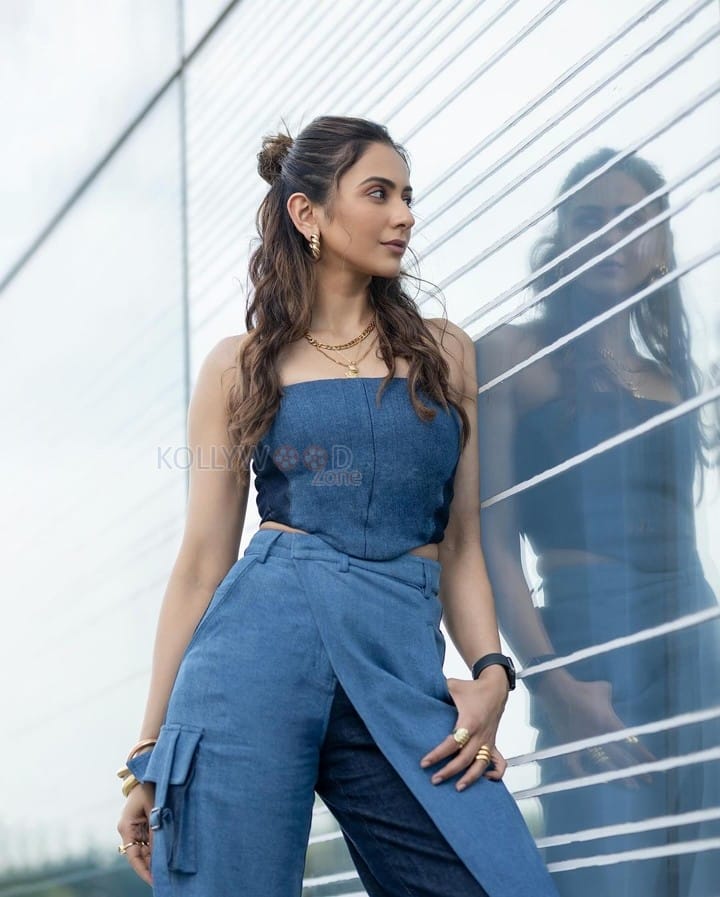 Sexy Rakul Preet Singh in a Denim Strapless Top with Cargo Pants Photos 03