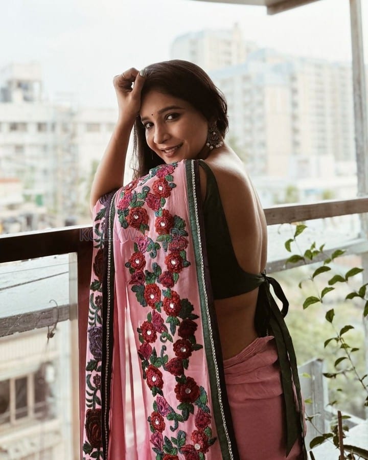 Sexy Sakshi Agarwal in a Black and Pink Saree with a Backless Blouse Pictures 03