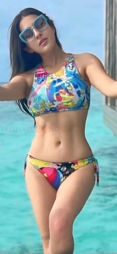 Sexy Sara Ali Khan Holiday Bikini Swimsuit Photos 02