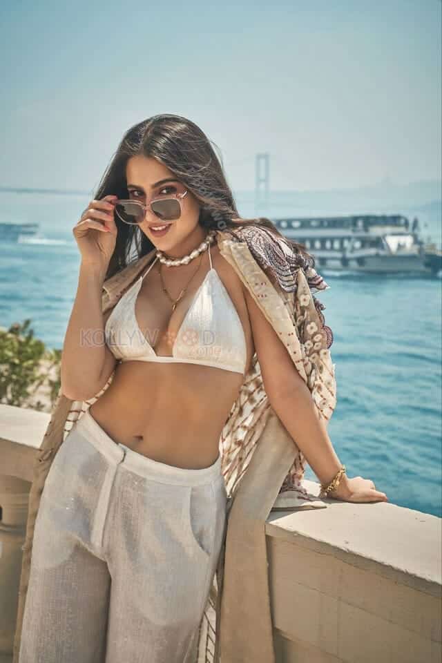 Sexy Sara Ali Khan White Bra Photo 01