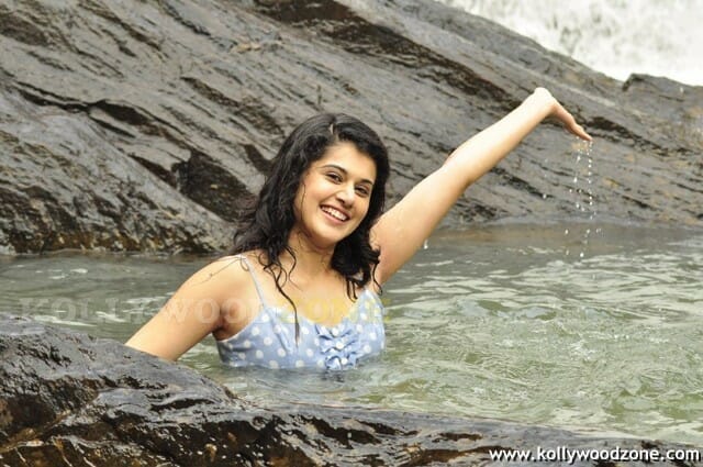 Sexy Tapsee In Vandhan Vendran Movie Photos