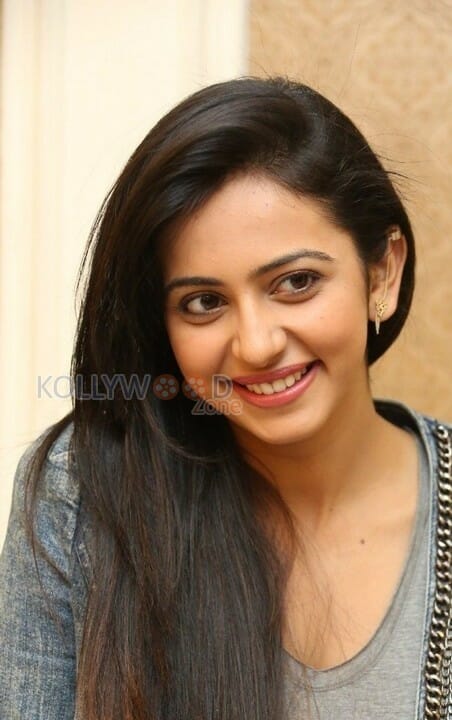 Sexy Tolly Actress Rakul Preet Singh Photos