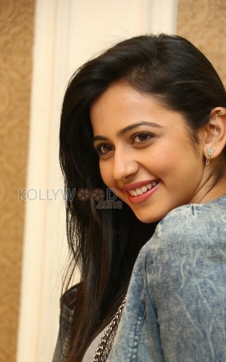 Sexy Tolly Actress Rakul Preet Singh Photos