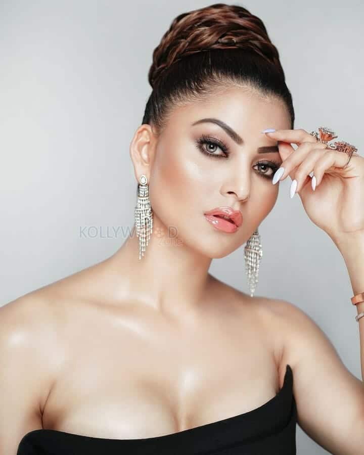 Sexy Urvashi Rautela in a Black Slit Gown Photos 03