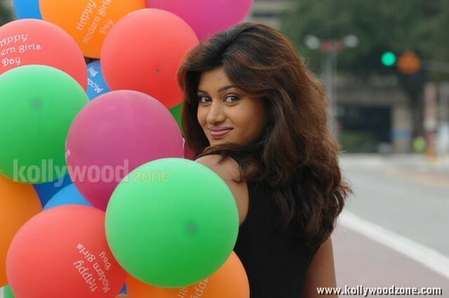 Sillunu Oru Santhippu Heroine Oviya Pictures