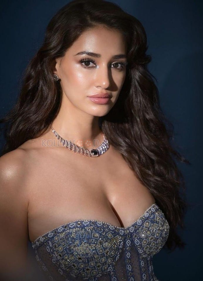 Sizzling Disha Patani in a Deep Neck Sleeveless Light Blue Lehenga with a Bralette Choli Photos 02