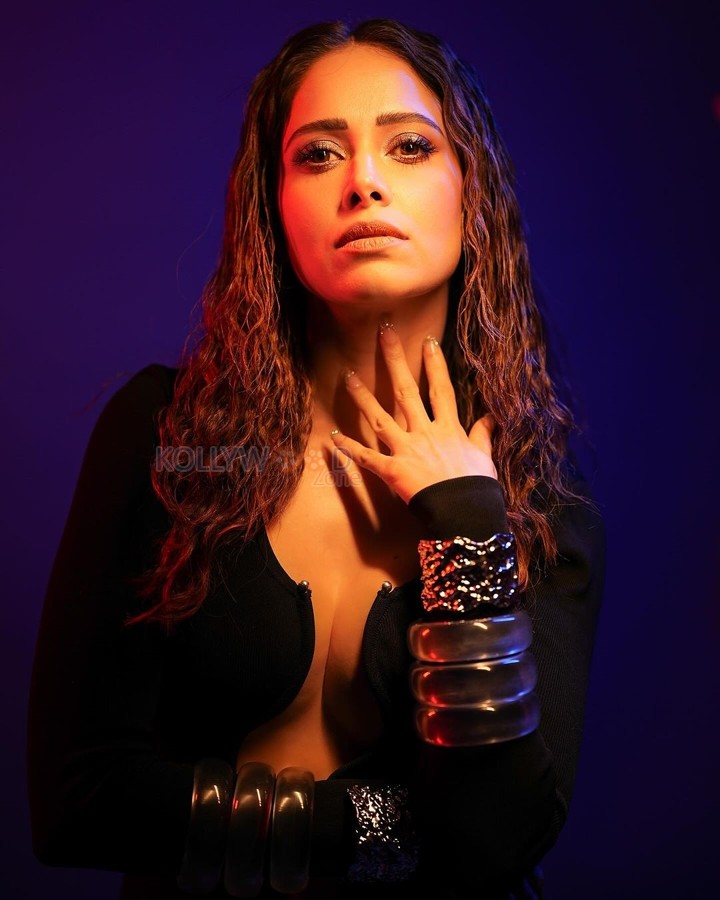 Sizzling Nushrratt Bharuccha Cleavage in a Black Bold Dress Photos 09